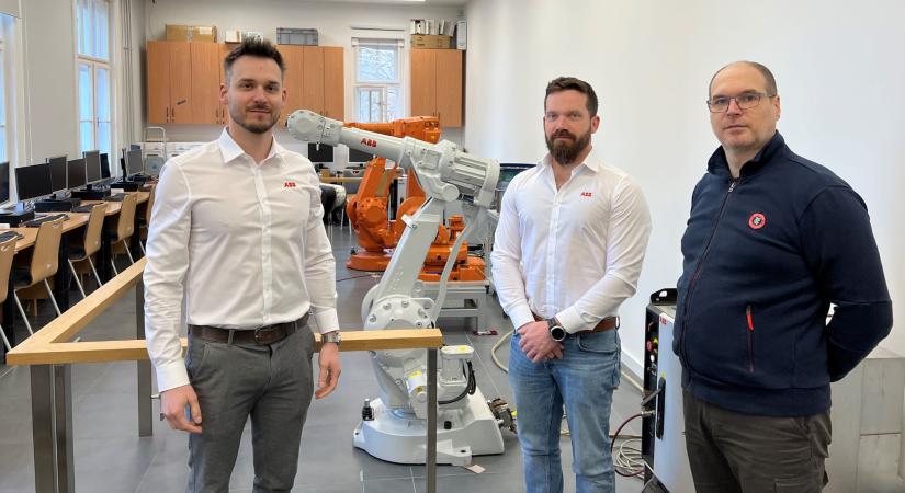 Az ABB és partnerei felújított robotokat ajándékoztak az Óbudai Egyetem Alba Regia Műszaki Karán folyó gyakorlati képzéshez