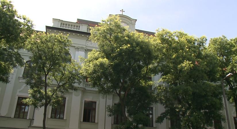 A több mint negyven éve eltávolított kereszt is a helyére került a debreceni Szent József-iskola felújítása során