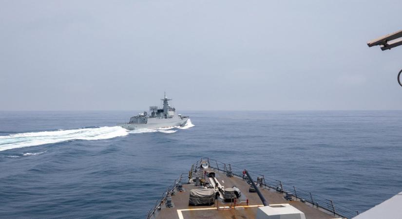 Bevágott egy kínai hadihajó egy amerikai romboló elé