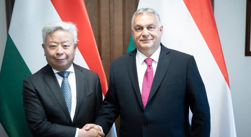 Kínai bankvezérrel és a Roszatom vezérigazgatójával vigyorgott ma Orbán Viktor