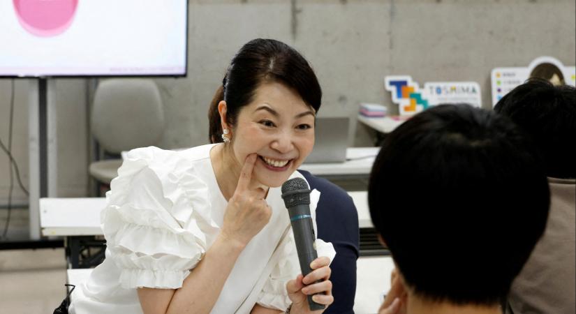 Három év maszkviselés után arra tanítják a japánokat, hogyan kell mosolyogni