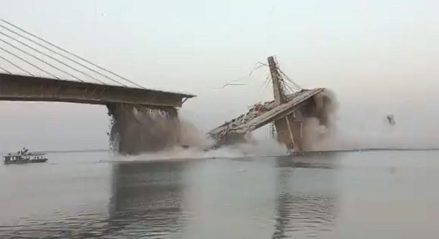 Megdöbbentő videókon a Gangeszbe omló hatalmas híd