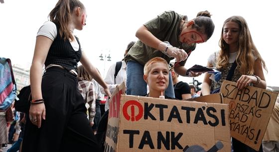 Ismét a Belügyminisztériumhoz tartanak a diákok - fotók