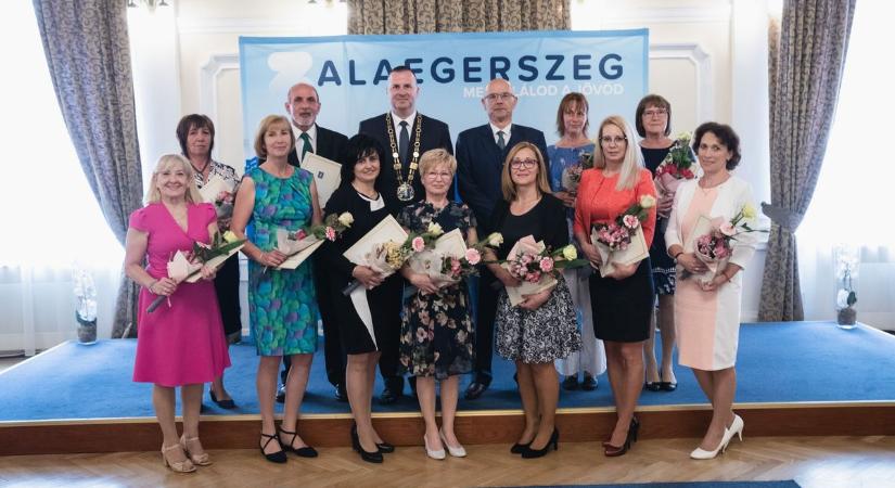 Pedagógusnapi elismeréseket adtak át Zalaegerszegen a városi díszteremben