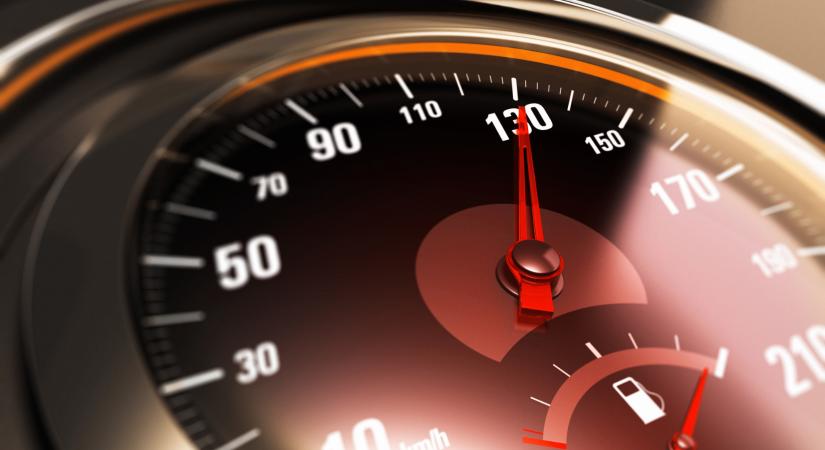 Áll a bál a sebességkorlátozások miatt - fontos szabályról döntenek