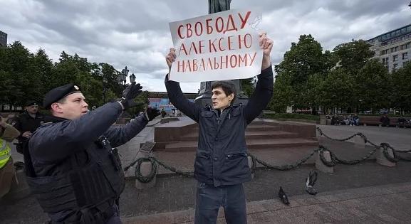 Születésnapi tüntetéseket szerveztek Alexej Navalnijnak