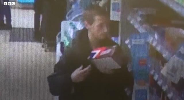 A mindent elnyelő kabát: videón, ahogy egy férfi 144 csokit lop egy boltból