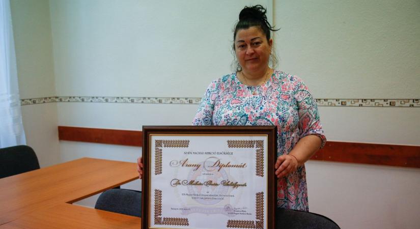 Civil hölgy kapott arany diplomát a Nemzetközi Rendőrszövetségtől