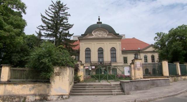 Minden állami tulajdonú kastély magánkézbe adható lenne a benne lévő a képekkel és bútorokkal együtt, még közcélokra sem kellene használni őket