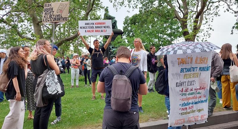 Az új pedagóguséletpálya-törvény ellen tüntettek Budapesten