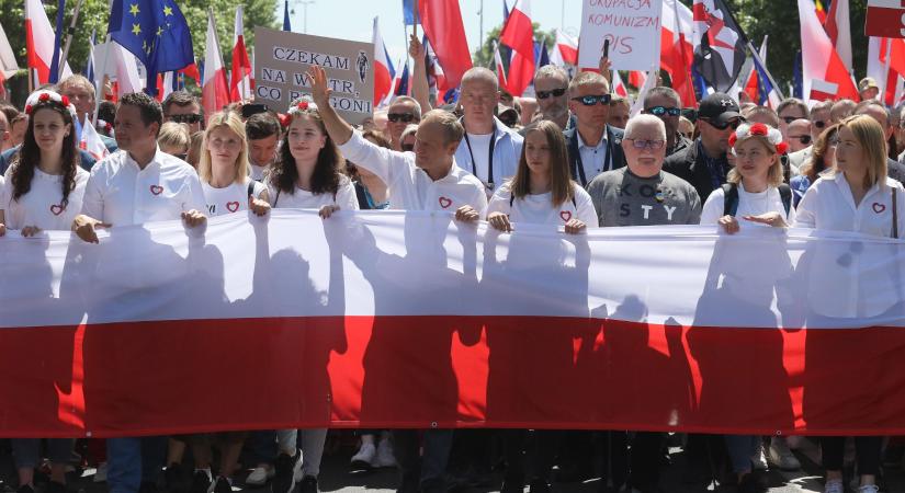Több százezer ellenzéki vonult utcára Lengyelországban a kormány elleni tüntetésekre