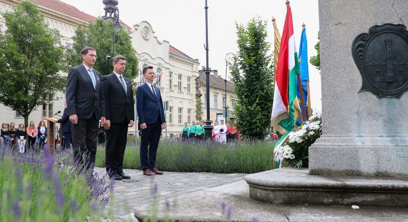 Őrizzük magyarságunkat, legyünk hídépítők! – Kőszegen a Nemzeti Összetartozás Napja alkalmából az Országzászlónál emlékeztek - fotók