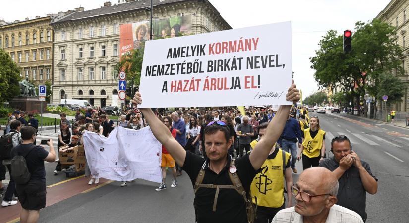“A pedagógus az ellenség, az új Brüsszel” – ismét tüntetést szerveztek az oktatásért Budapesten