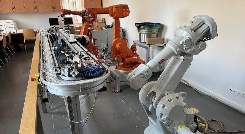Felújított robotokat ajándékoztak az Óbudai Egyetem Alba Regia Műszaki Karán folyó gyakorlati képzéshez
