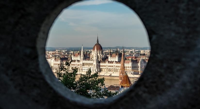 Brutális összegbe kerülnek jövőre az elszálló kamatok a magyar kormánynak