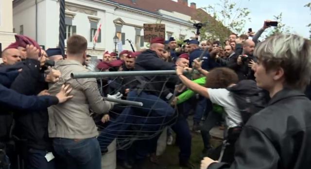 Még a Fidesz-híveknek sem tetszik, hogy a rendőrök könnygázzal fújták le a tüntető diákokat