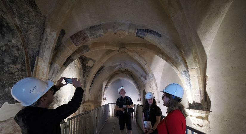 Közel 800 éves freskók között jártunk a veszprémi várnegyedben (videó)