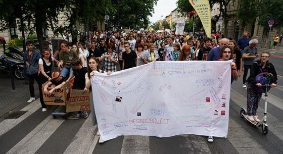 Százak tüntettek a BM előtt pedagógusnapon, megünnepelték a tanárokat
