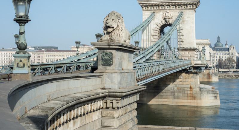 A magyarok 46 százaléka szerint csak a kétkerekűek, buszok és taxik hajthassanak át a Lánchídon