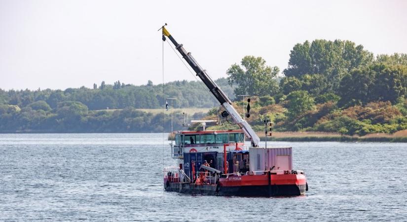 Megkezdték egy 400 éves hajóroncs kiemelését az észak-németországi Trave folyóból