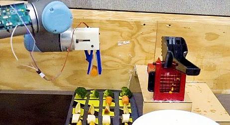 Megcsinálták a robotot, ami YouTube-videókból tanul meg főzni