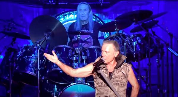 Így köszöntötték a 71. születésnapján Nicko McBrain-t az Iron Maiden finn koncertjén (videó)