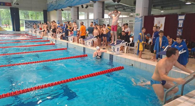 Gyurta Dániel is lelkesítette a versenyzőket az úszógálán a Gyarmatiban