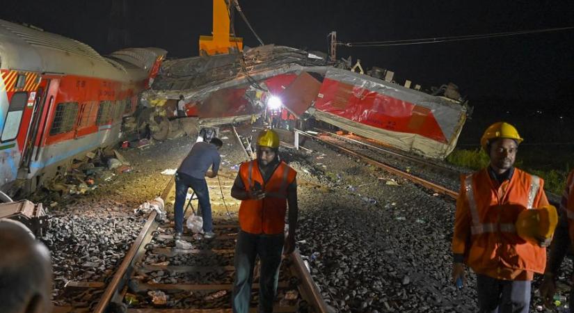 Indiai vonatbaleset: több mint száz áldozatot még mindig nem tudtak azonosítani