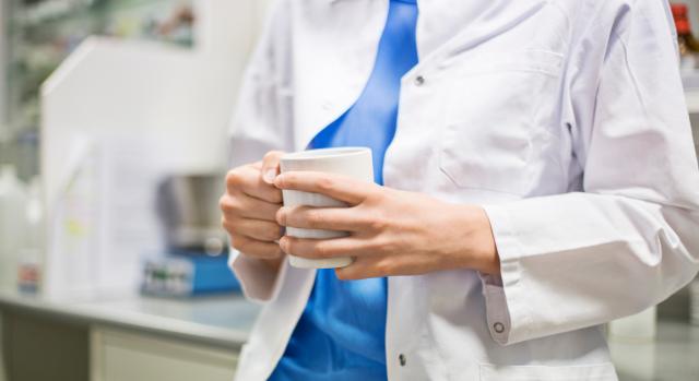 Azzal védekezik a spermáját a betege kávéjába keverő orvos, hogy székletürítési gondjai vannak