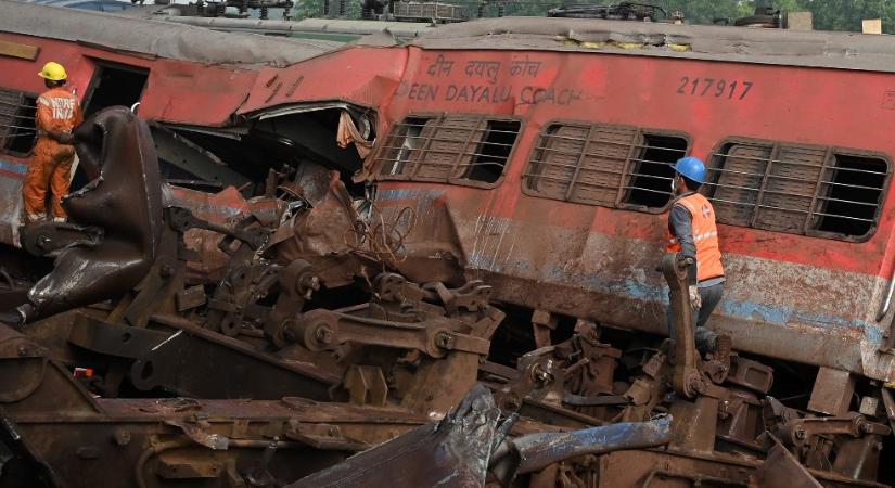 Egy hete több mint száz áldozat azonosítatlan az indiai vonatbalesetet követően
