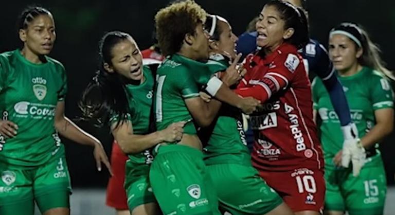 Kolumbiában női futballisták osztották egymásnak a pofonokat – videó