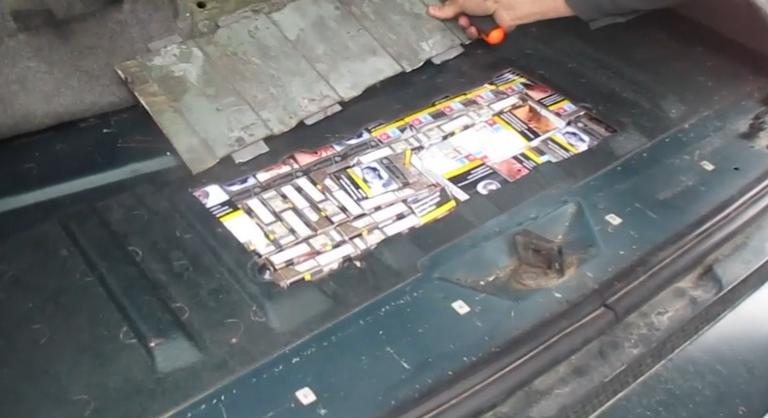 Közel kétezer doboz zárjegy nélküli cigarettát foglaltak le a pénzügyőrök az M1-es autópályán száguldó kocsiban