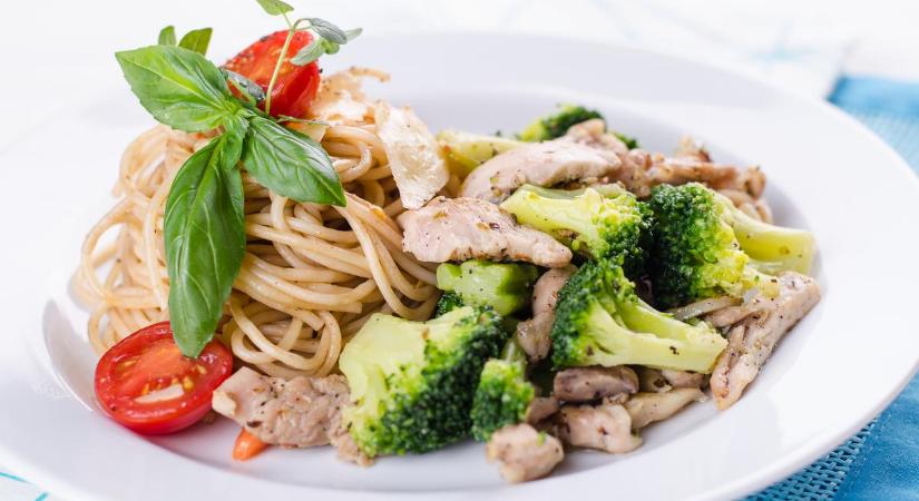 Ez a tésztás recept lesz az új családi kedvenc: brokkolis csirke spagettivel