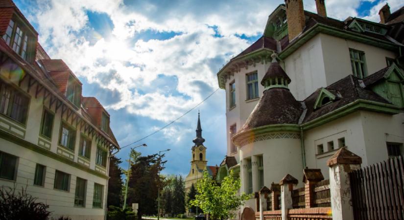 Nem kell külföldre utaznod nyáron: ebben a gyönyörű magyar városban mediterrán és vadnyugati élmények várnak