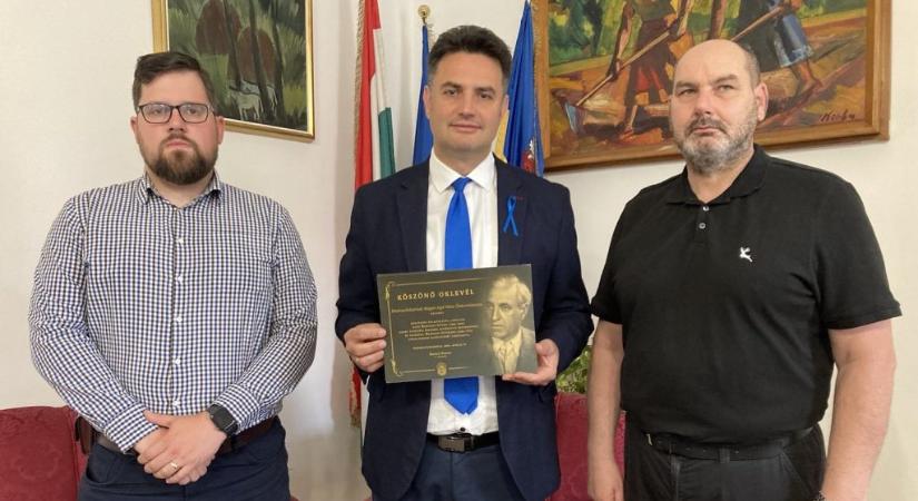 Darvassy István újratemetésének támogatásáért oklevelet kapott Márki-Zay Péter és az önkormányzat