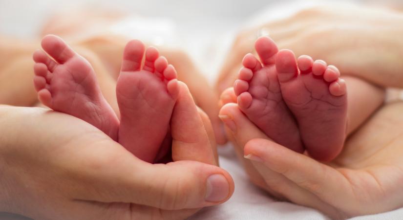 Az egypetéjű ikrek ugyanazon a napon szültek, ugyanabban a kórházban