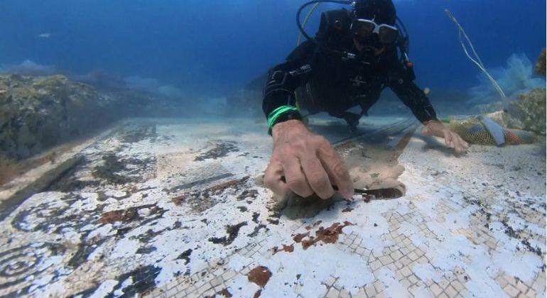 Különös római mozaikot találtak a víz alatt