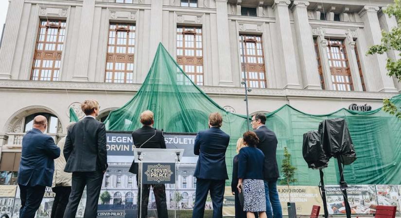 Lehullt a lepel, újra látható a legendás Corvin áruház homlokzata