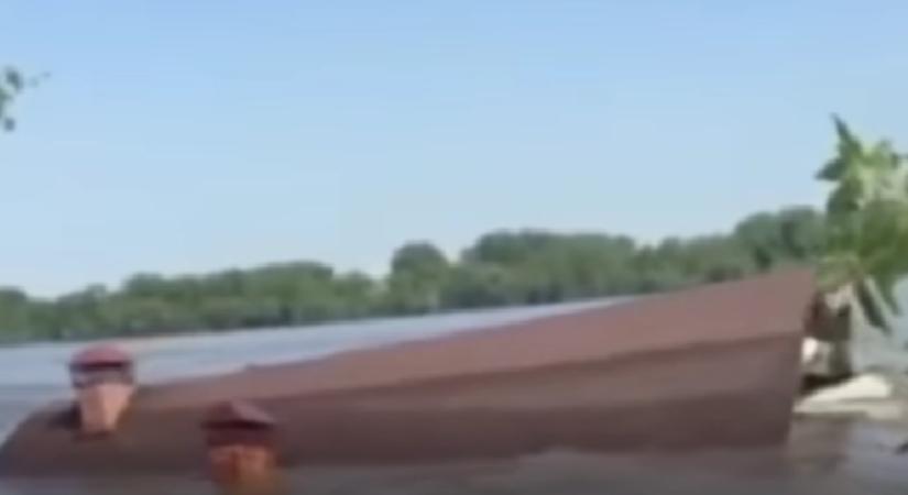 Hátborzongató felvétel: egy komplett ház úszik a Dnyipro folyón az ukrajnai gátszakadás után (VIDEÓ)