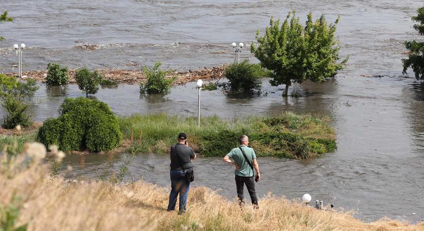 Aknákat sodorhat a gátrobbantás miatt kialakult árvíz – figyelmeztetést adott ki a védelmi minisztérium