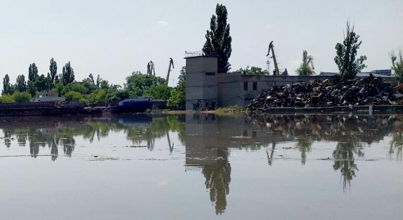 „Minden rendben van Novaja Kahovkában, az emberek intézik az ügyeiket, mint általában” – mondja az orosz kormányzó, de mögötte vízben áll a főtér