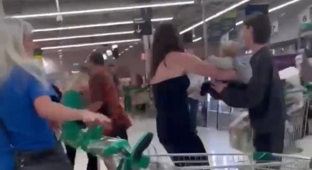 Videó: odaadta kisbabáját egy másik vásárlónak a nő, aztán csatlakozott a szupermarketben kialakult tömegverekedésbe
