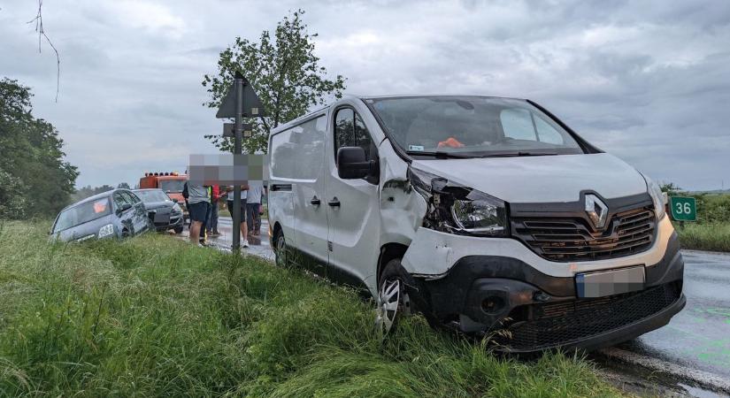Sérüléses baleset miatt lezárták a 87-es utat Gyöngyösfalunál - fotók