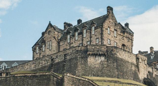 Megpróbált elfoglalni egy várat Skóciában egy férfi, majd megharapta a kiérkező rendőrt