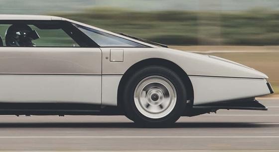 44 év után végül csak most sikerült 320 km/h fölött száguldani az ékalakú Aston Martinnal