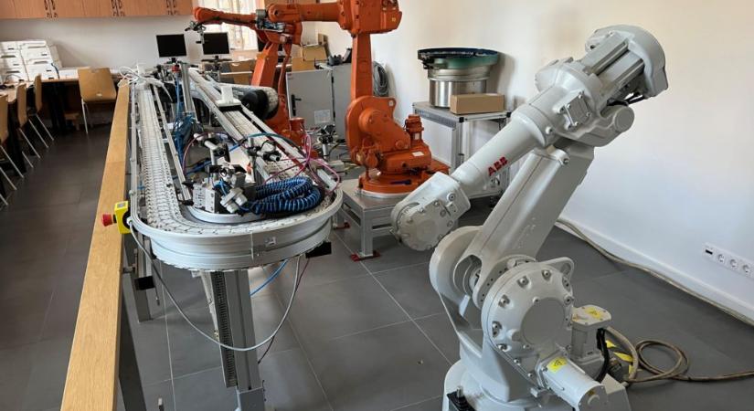 Az ABB és partnerei felújított robotokat ajándékoztak az Óbudai Egyetemnek