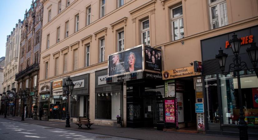 Lefújták a magyar társadalom megosztottságáról szóló színdarab bemutatóját a Pesti Színházban