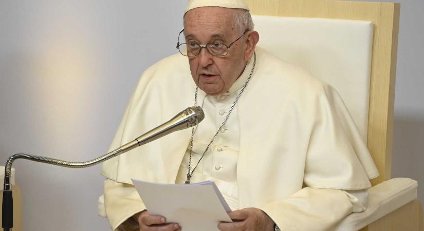 Kórházba utalták Ferenc pápát, még szerdán megműtik