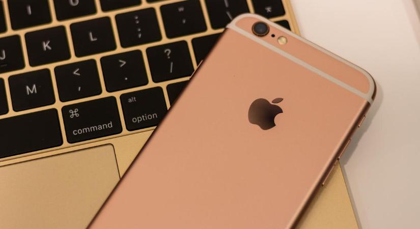 Az iPhone mindenki szeretőjét lebuktatja: riasztást adnak a meztelen tartalmakról!