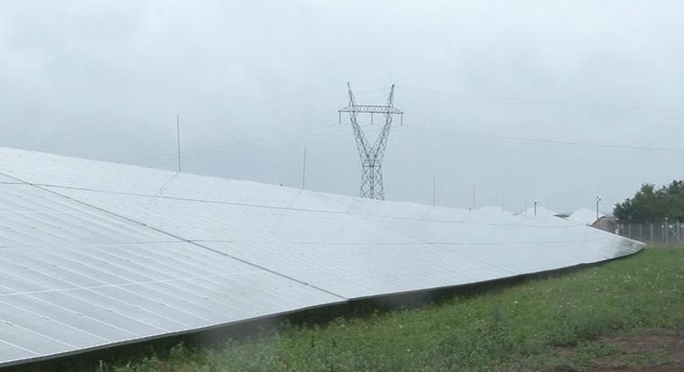 Átadták Magyarország legnagyobb egybefüggő napelemparkját